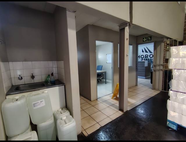 240M² WAREHOUSE TO LET IN DRIEHOEK